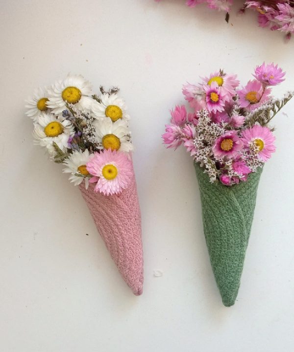 Kytičky zo sušených kvetov v pletenom kornútku